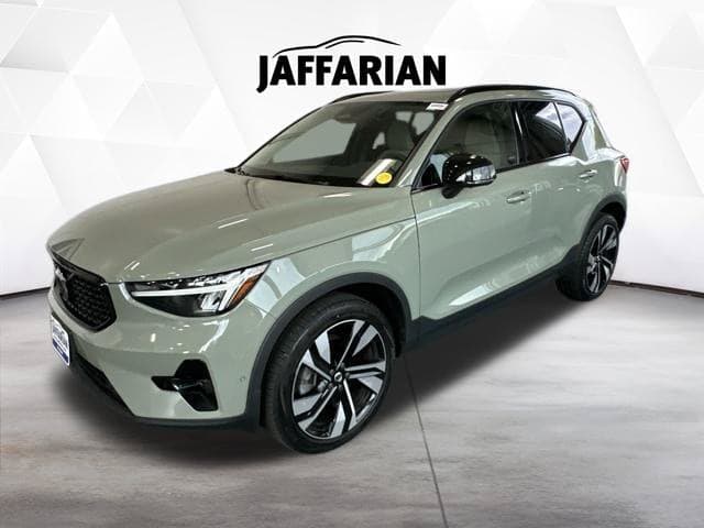 2024 Volvo XC40 Base — photo 1 of 8