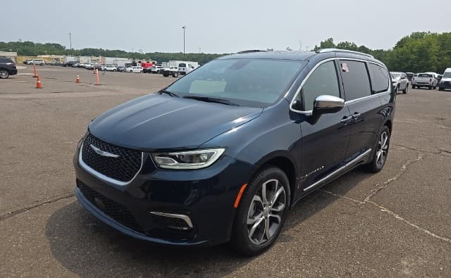 2025 Chrysler Pacifica Pinnacle — photo 1 of 7