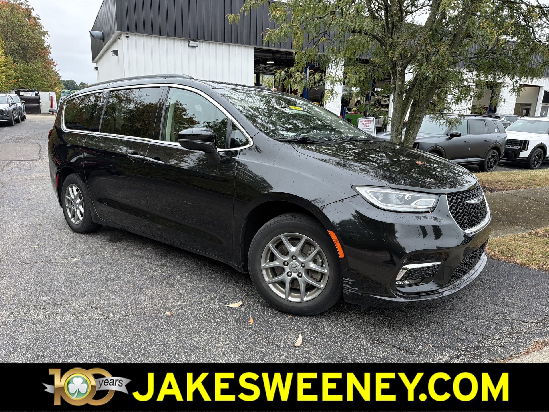 2021 Chrysler Pacifica Touring — photo 1 of 11