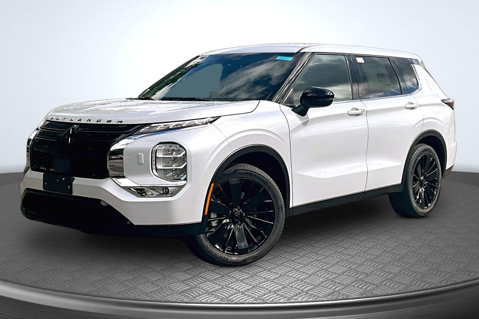2026 Mitsubishi Outlander LE — photo 1 of 14