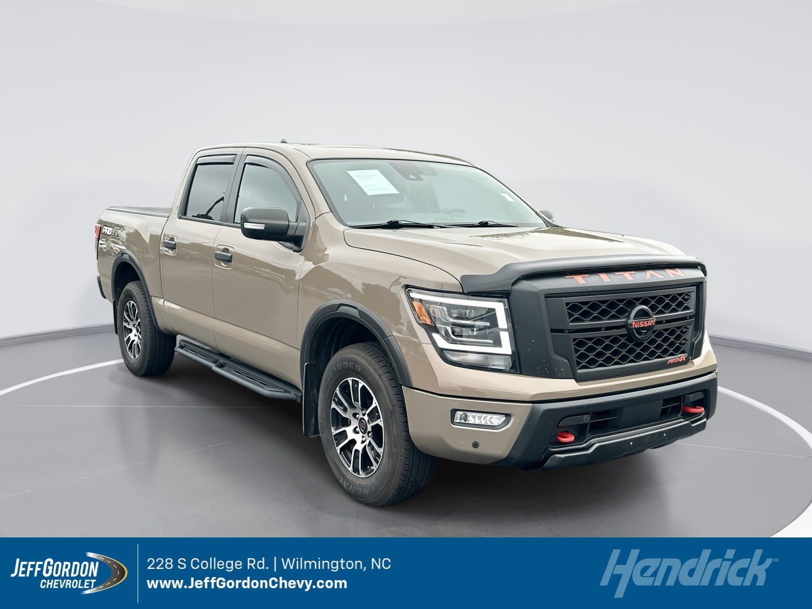 2022 Nissan Titan Base — photo 1 of 11