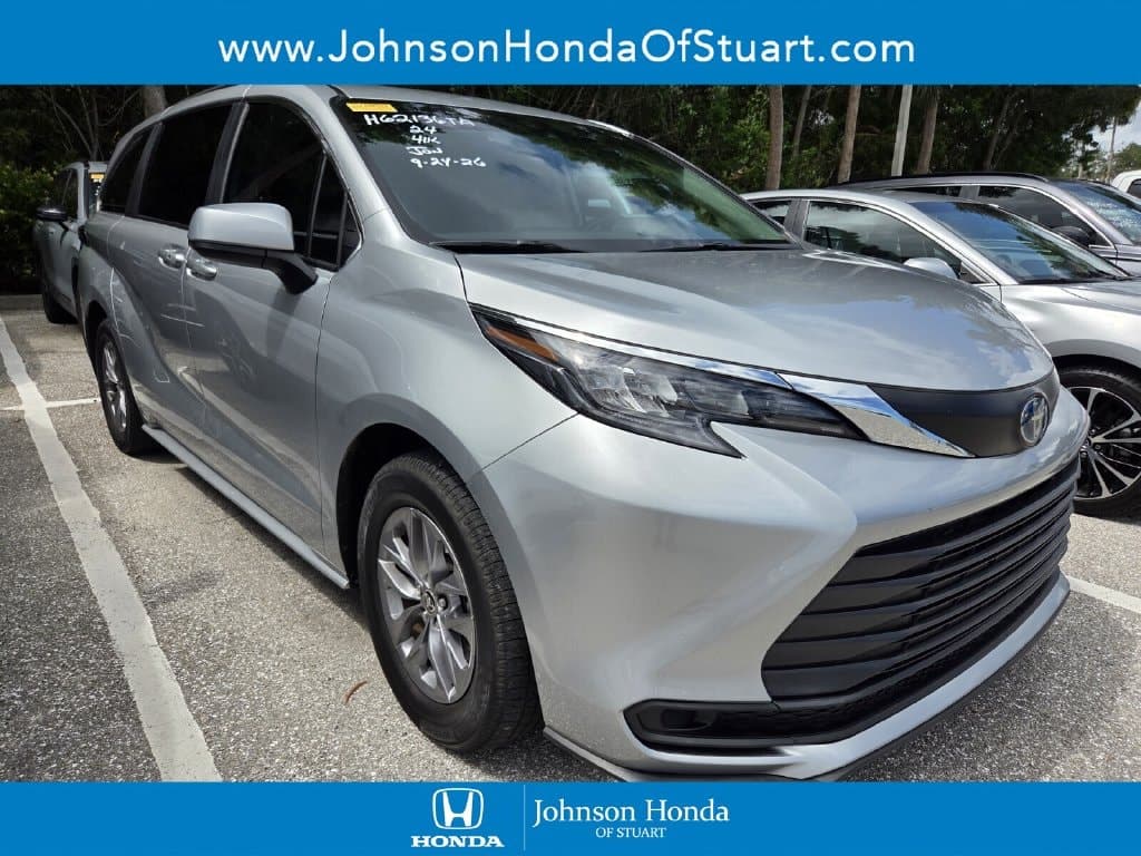 2024 Toyota Sienna LE — photo 1 of 6