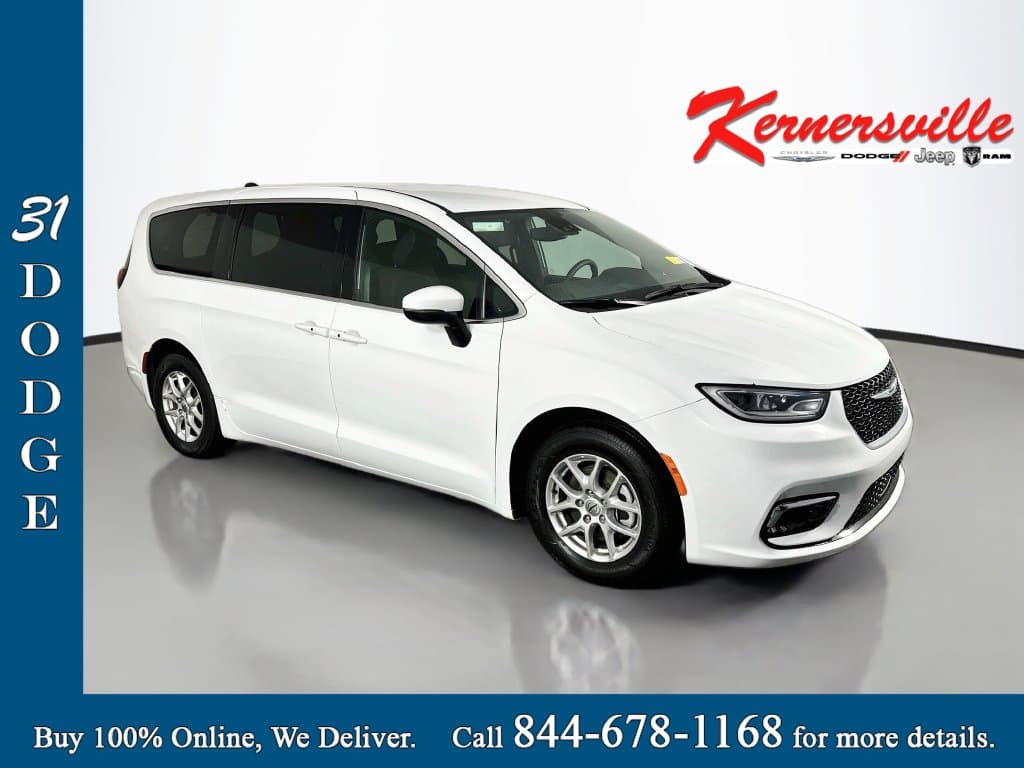 2023 Chrysler Pacifica Touring — photo 1 of 35