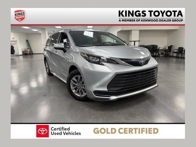 2025 Toyota Sienna LE — photo 1 of 32