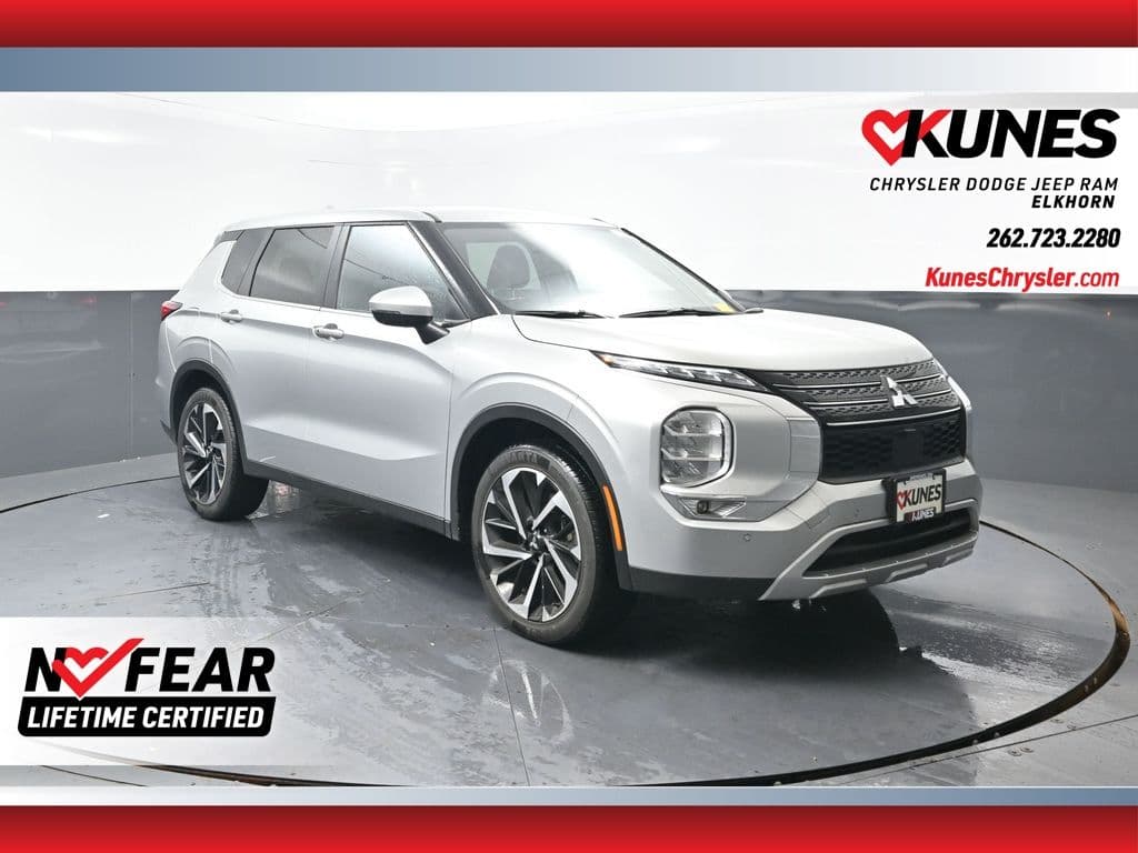2024 Mitsubishi Outlander SE — photo 1 of 34