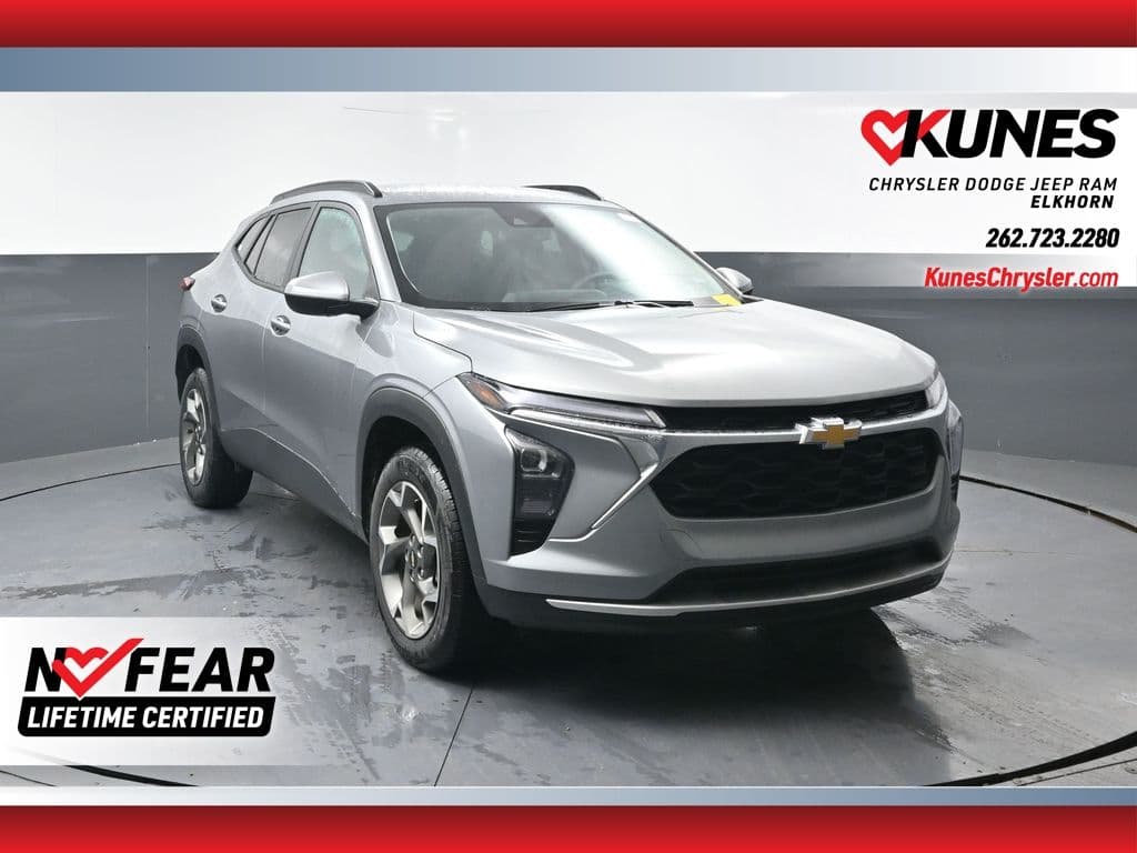 2025 Chevrolet Trax LT — photo 1 of 33