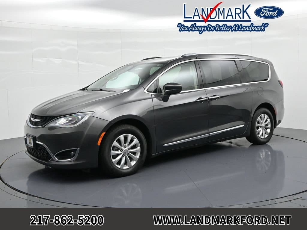 2018 Chrysler Pacifica Touring L — photo 1 of 25