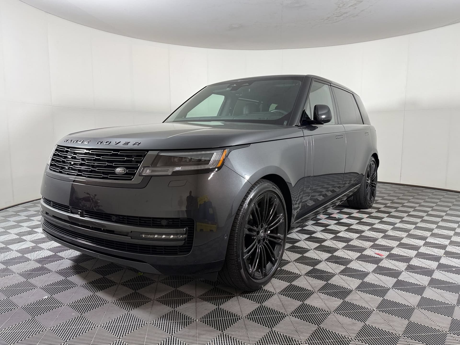 2025 Land Rover Range Rover SE — photo 1 of 26