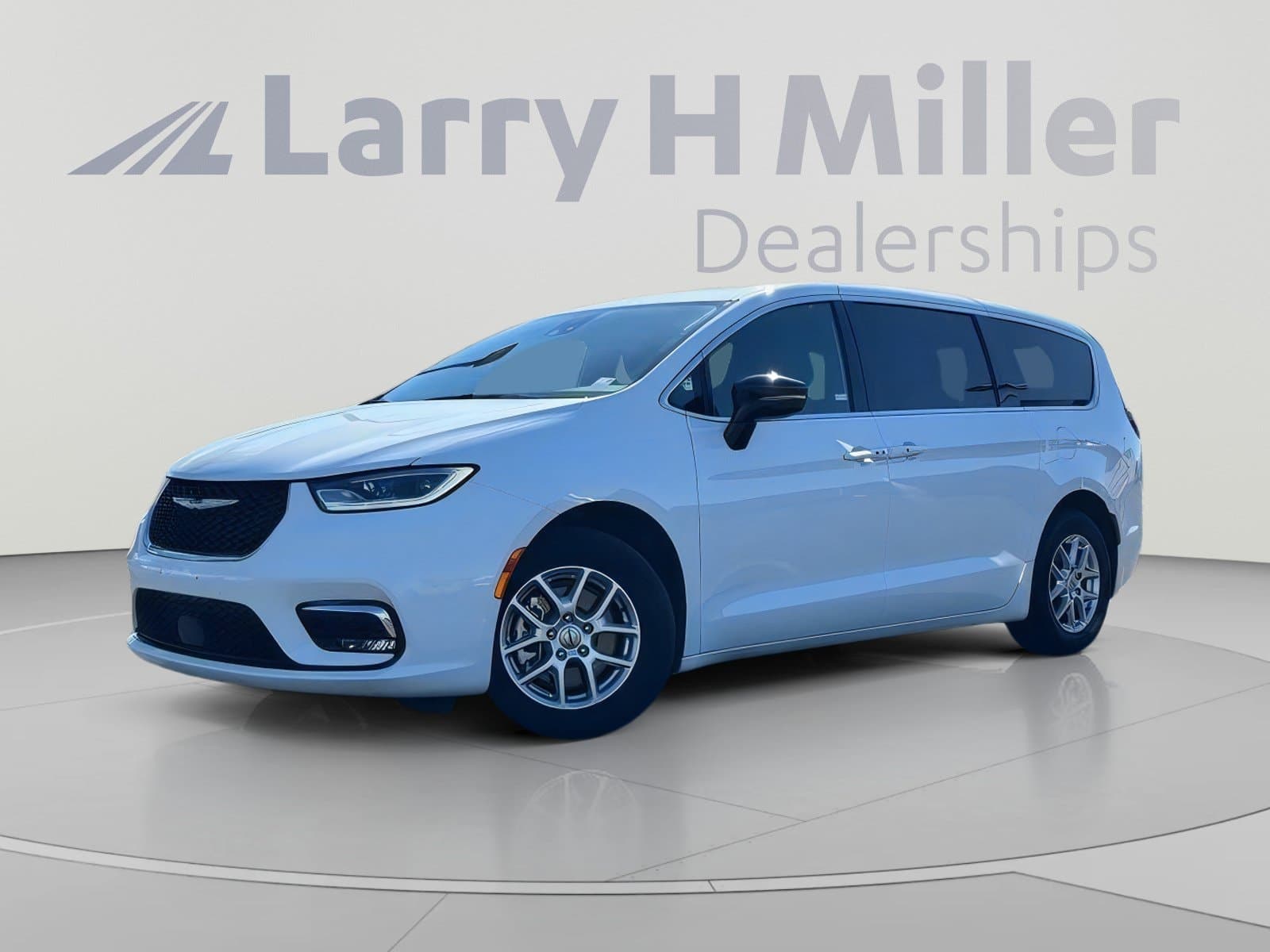 2025 Chrysler Pacifica Select — photo 1 of 33