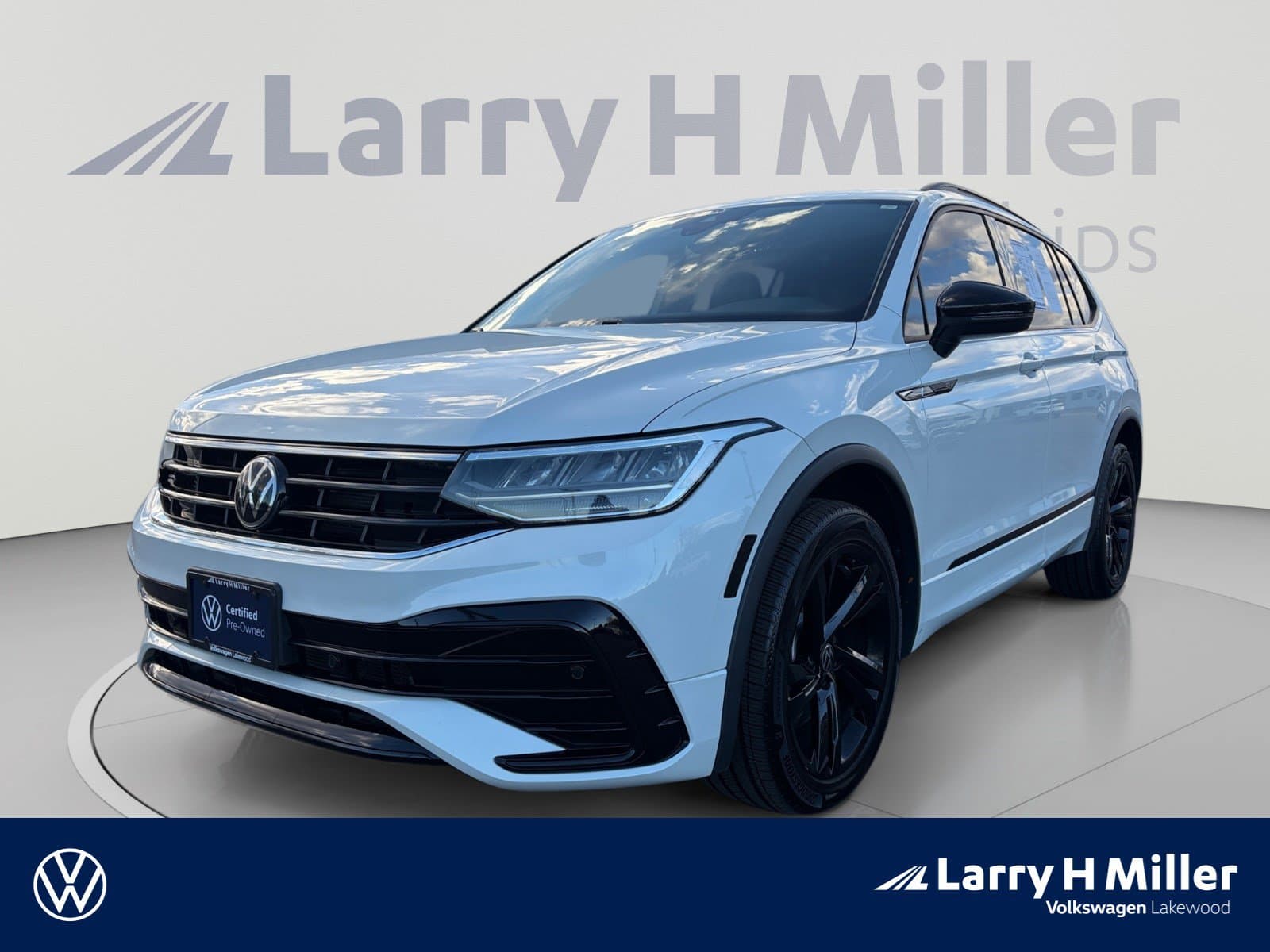 2023 Volkswagen Tiguan SE R-Line Black — photo 1 of 35