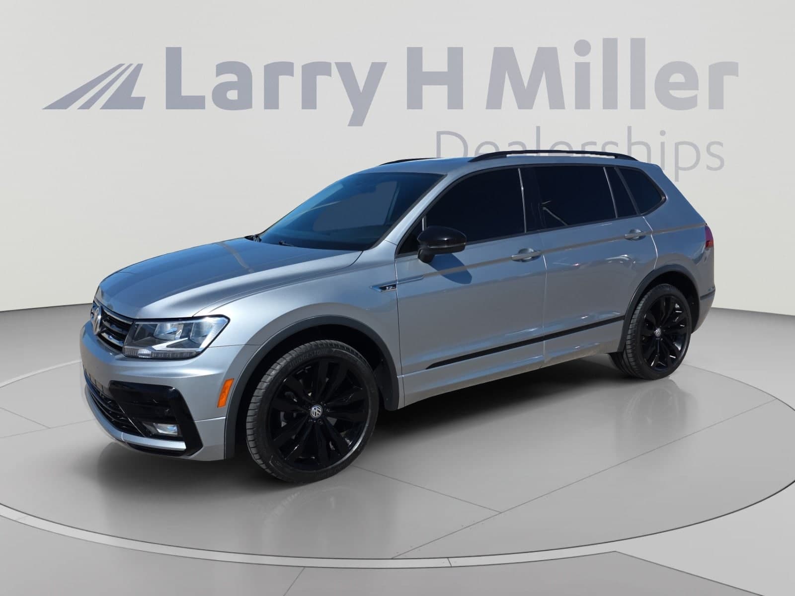 2021 Volkswagen Tiguan SE R-Line Black — photo 1 of 35