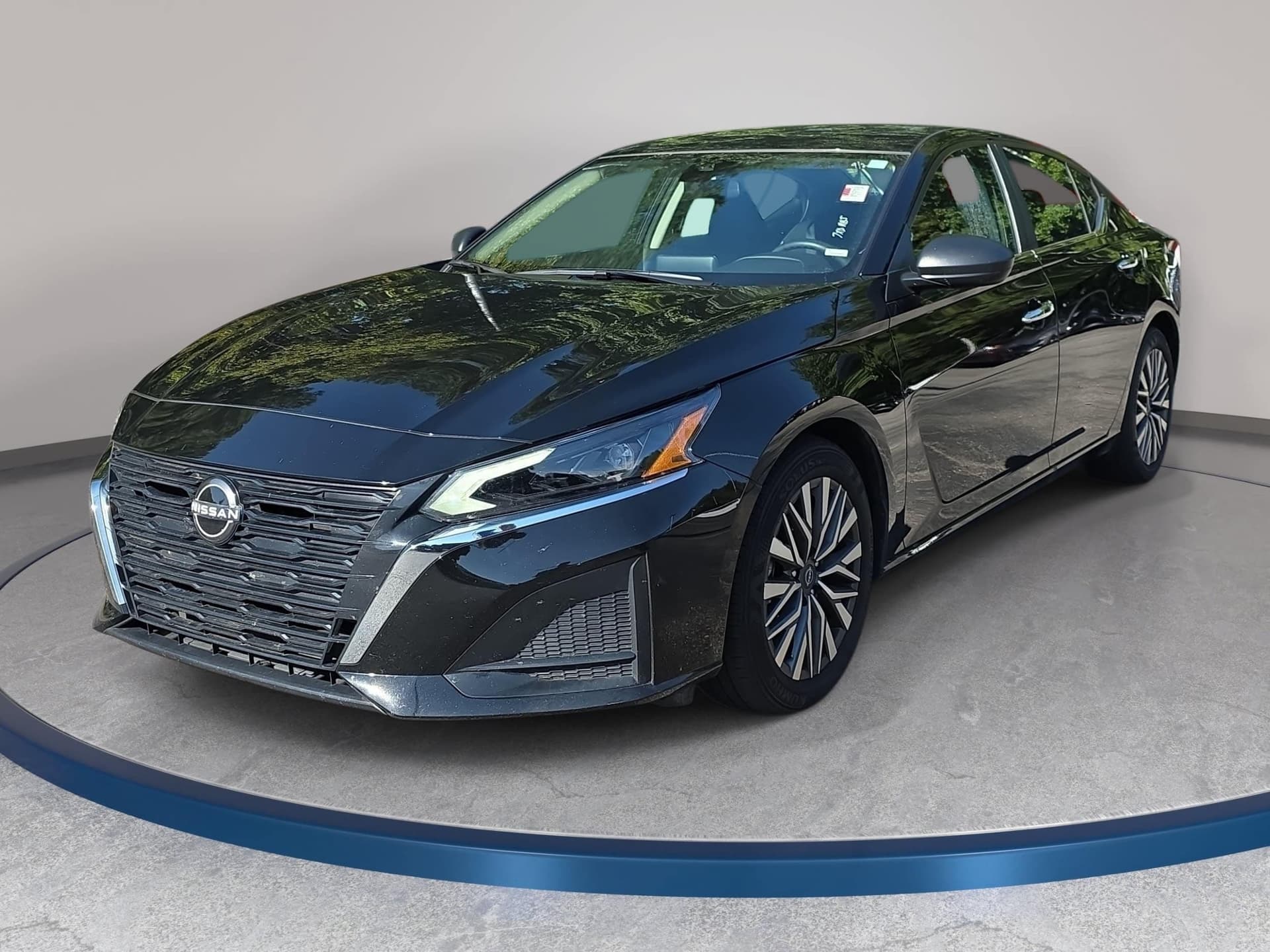 2025 Nissan Altima SV — photo 1 of 13