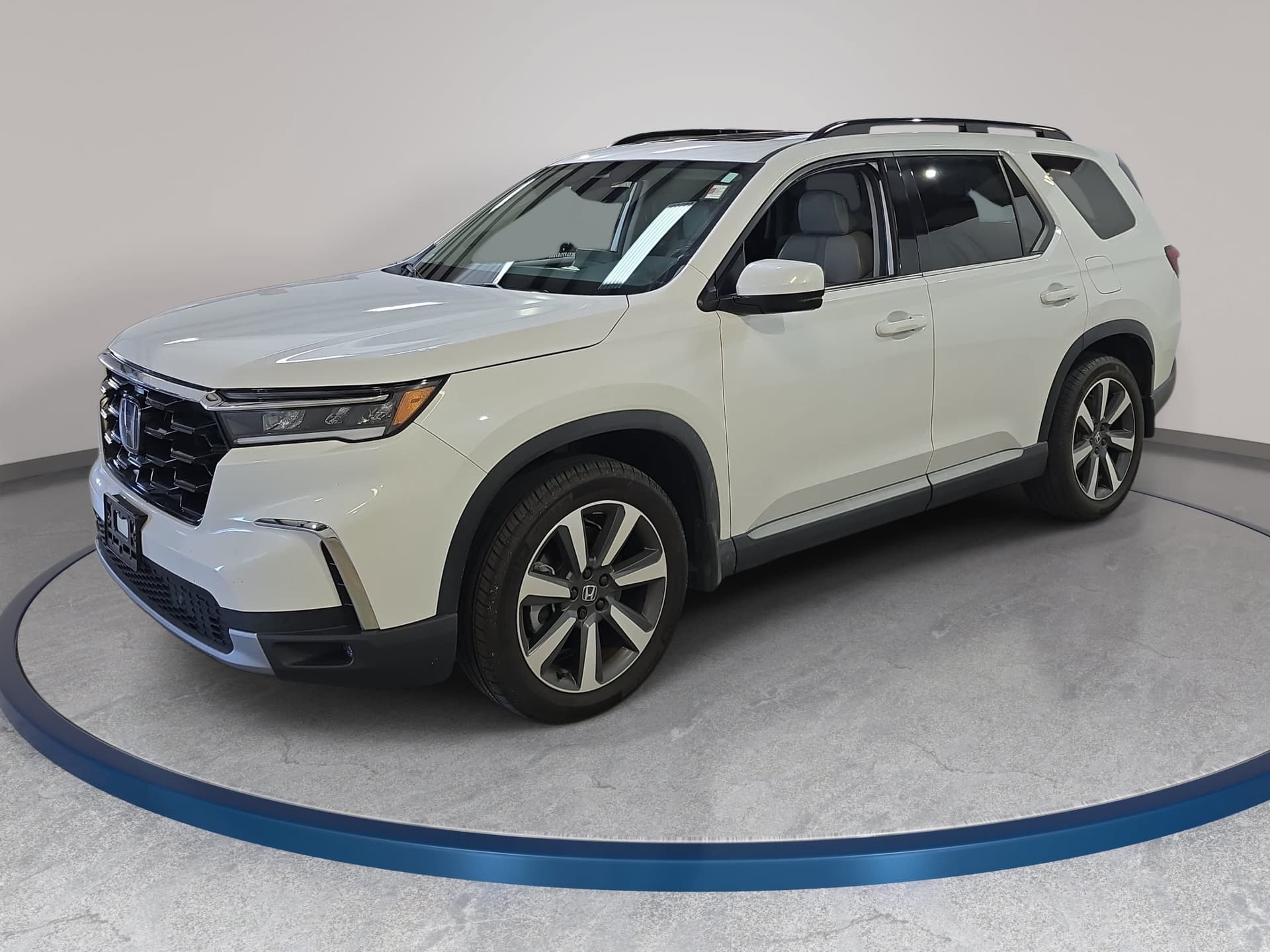 2024 Honda Pilot Touring — photo 1 of 12