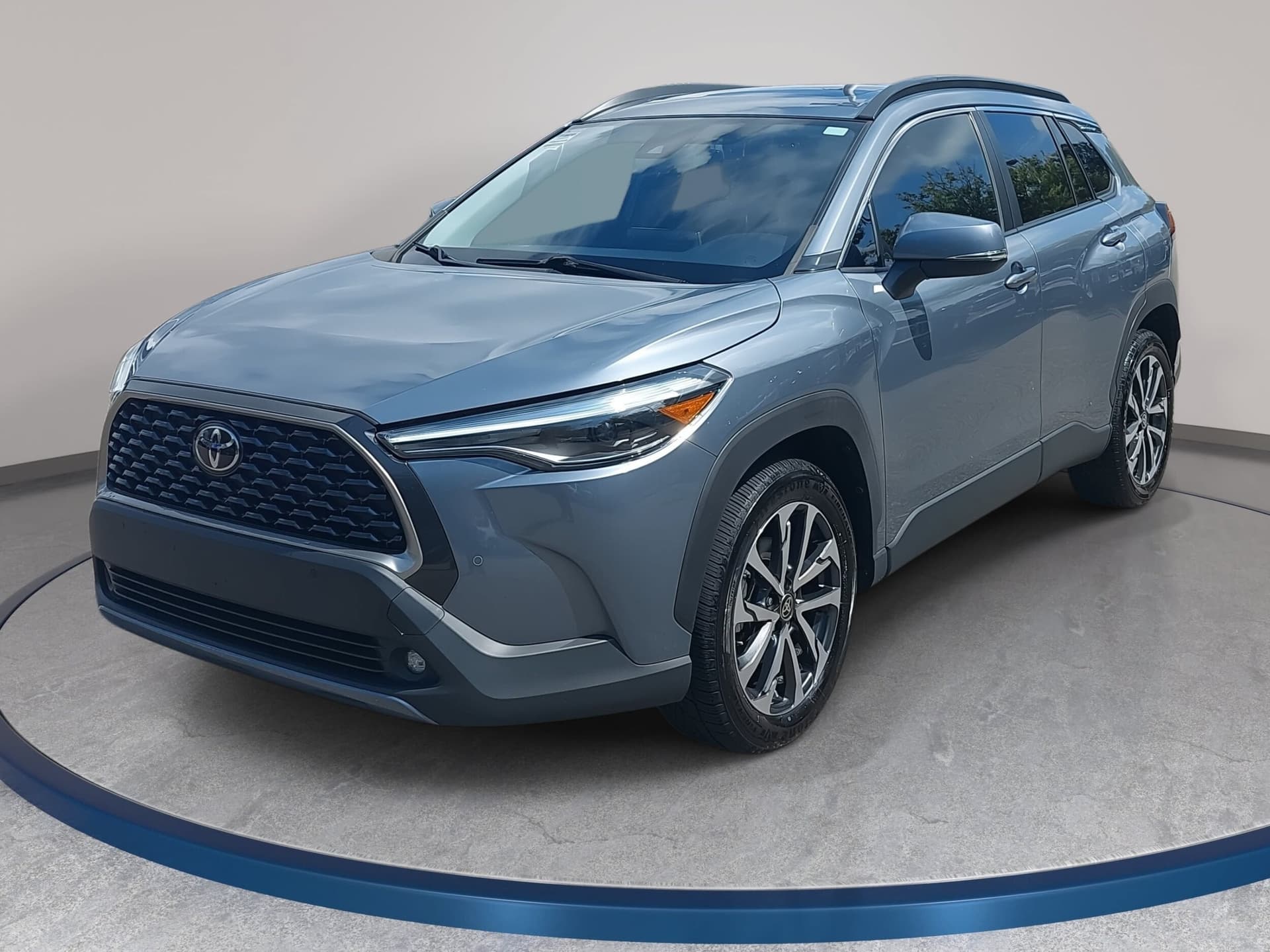 2022 Toyota Corolla Cross XLE — photo 1 of 36
