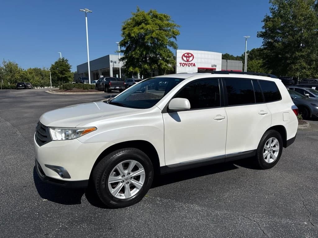 2013 Toyota Highlander Plus — photo 1 of 13