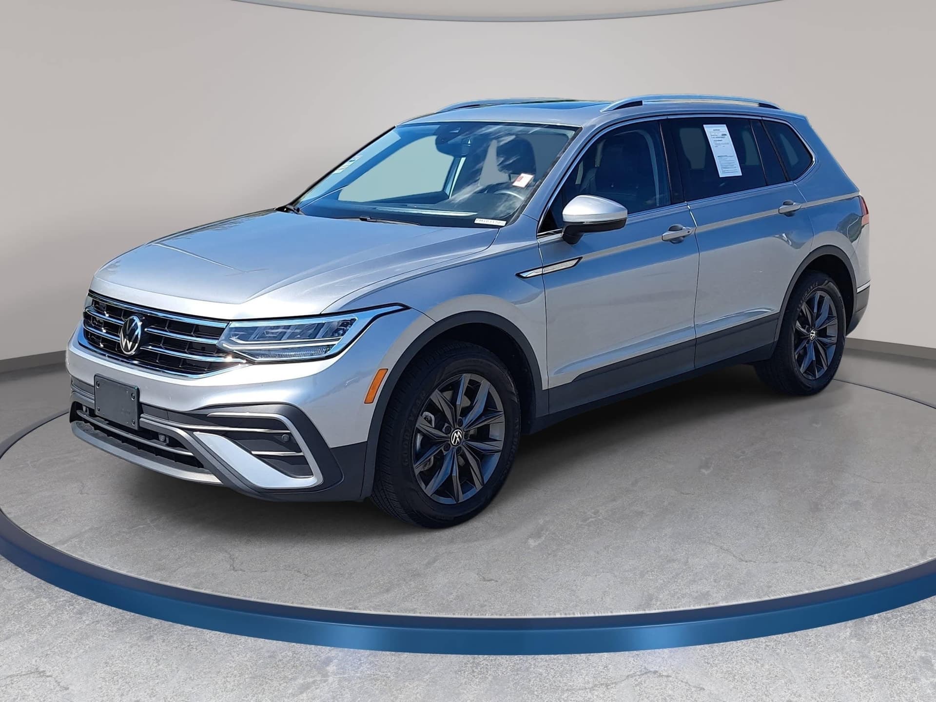 2023 Volkswagen Tiguan Base — photo 1 of 37