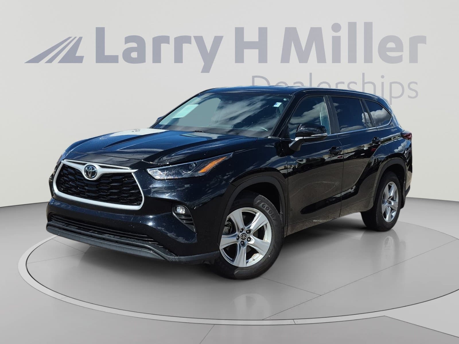 2024 Toyota Highlander LE — photo 1 of 34