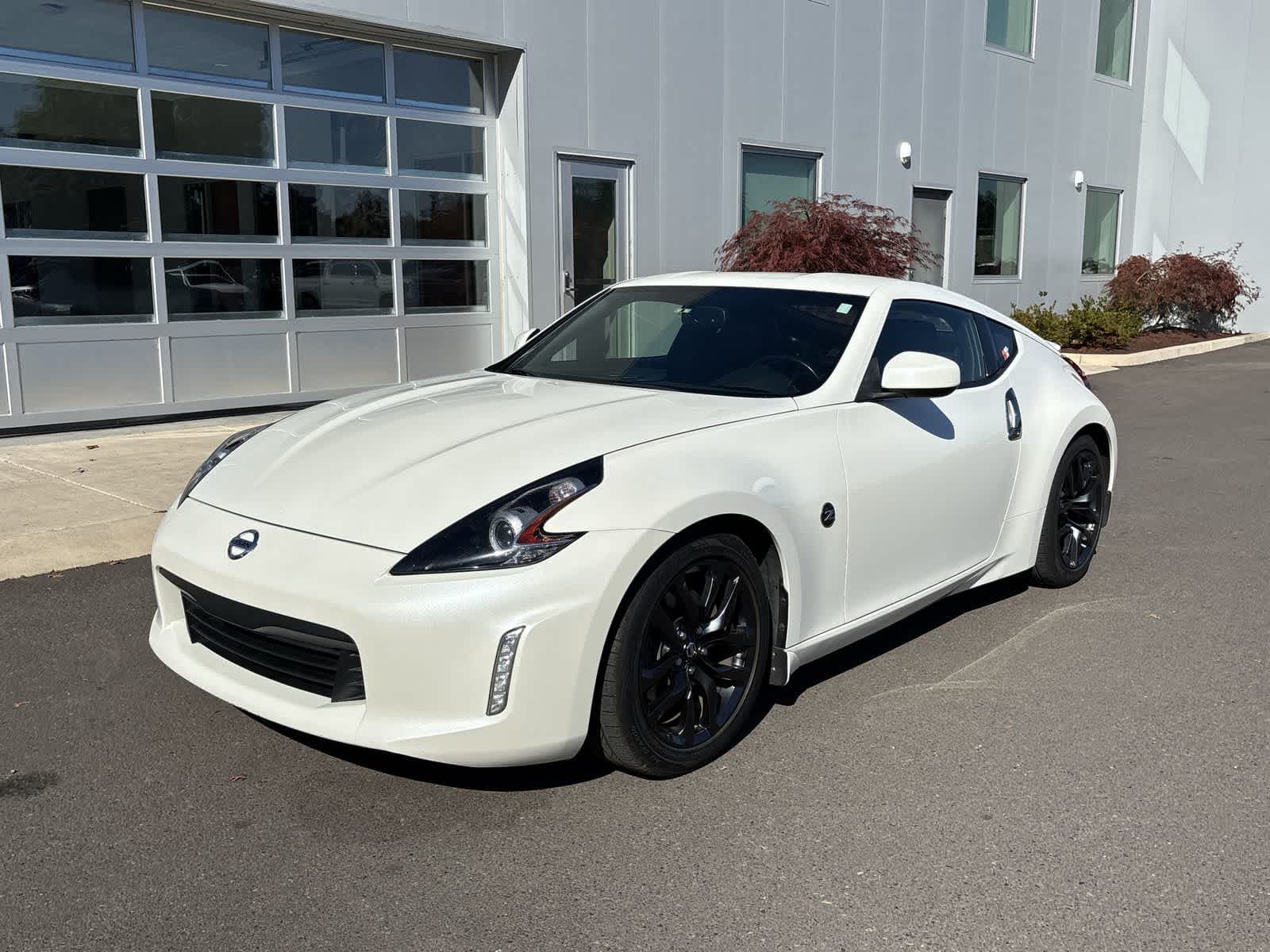 2018 Nissan 370Z Coupe Touring — photo 1 of 26