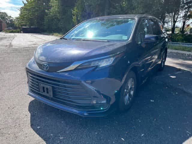 2023 Toyota Sienna LE — photo 1 of 9