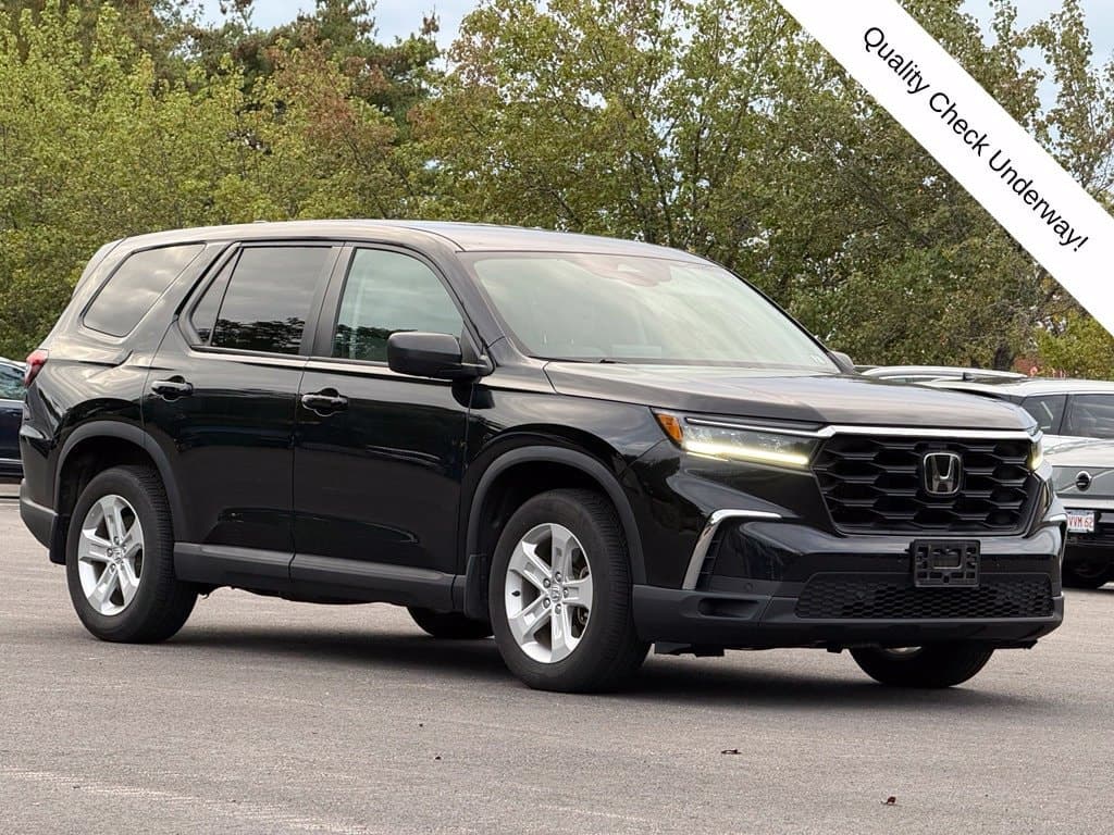 2023 Honda Pilot LX — photo 1 of 17