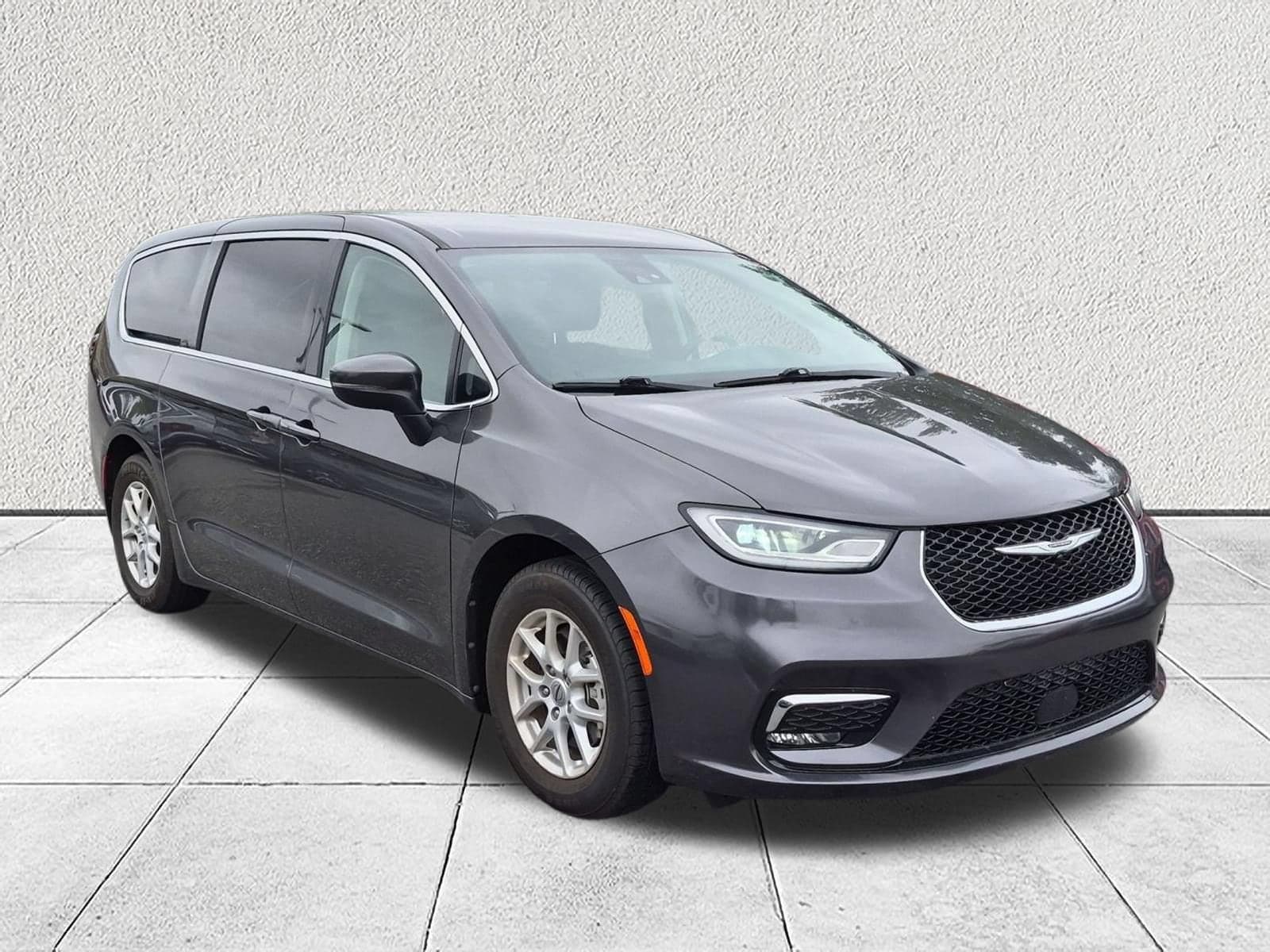 2023 Chrysler Pacifica Touring L — photo 1 of 10