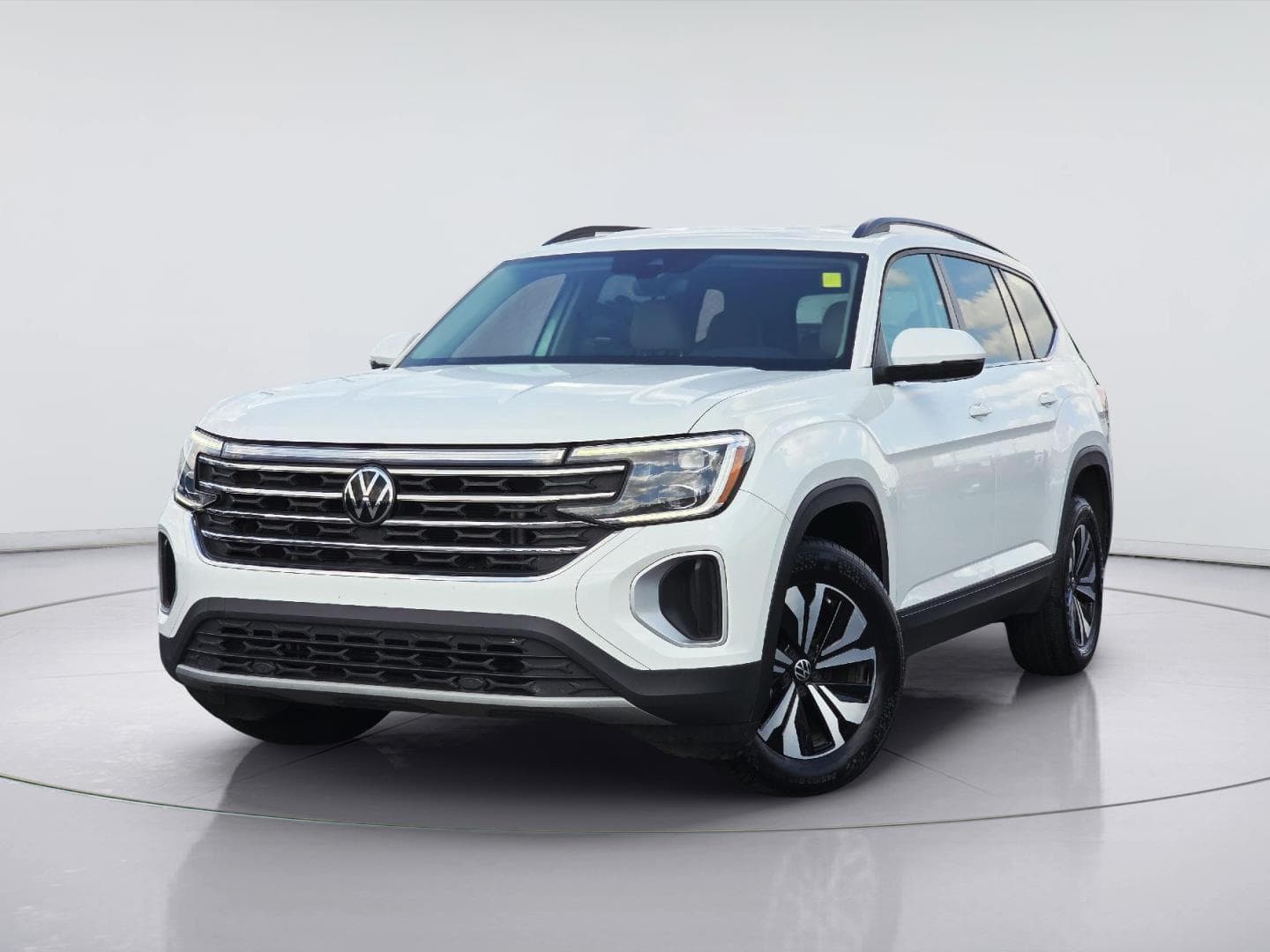 2024 Volkswagen Atlas 2.0T SE — photo 1 of 35