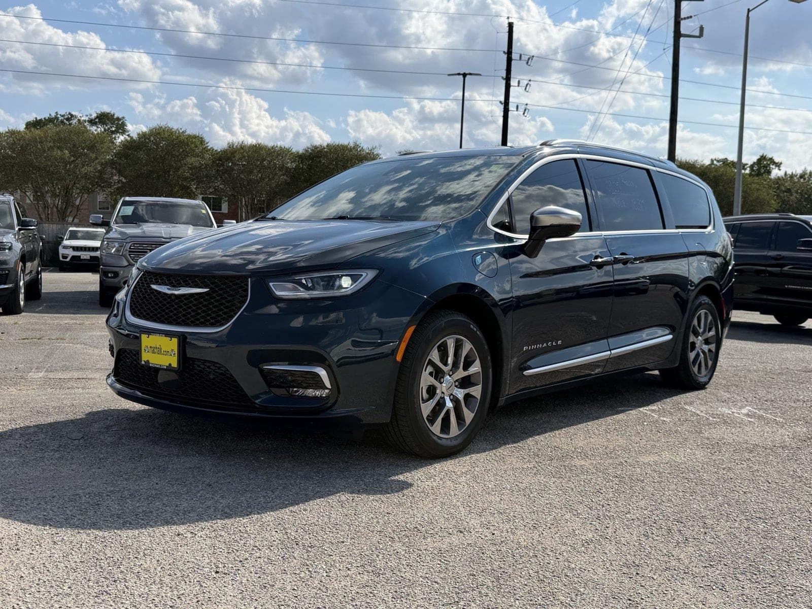 2025 Chrysler Pacifica Hybrid Pinnacle — photo 1 of 30