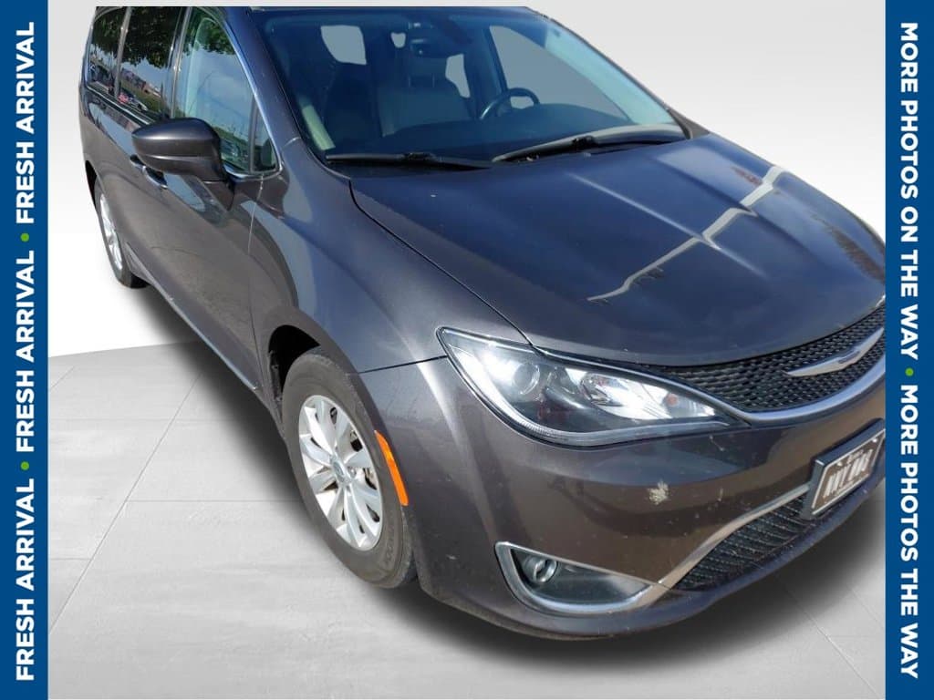 2018 Chrysler Pacifica Touring L Plus — photo 1 of 6