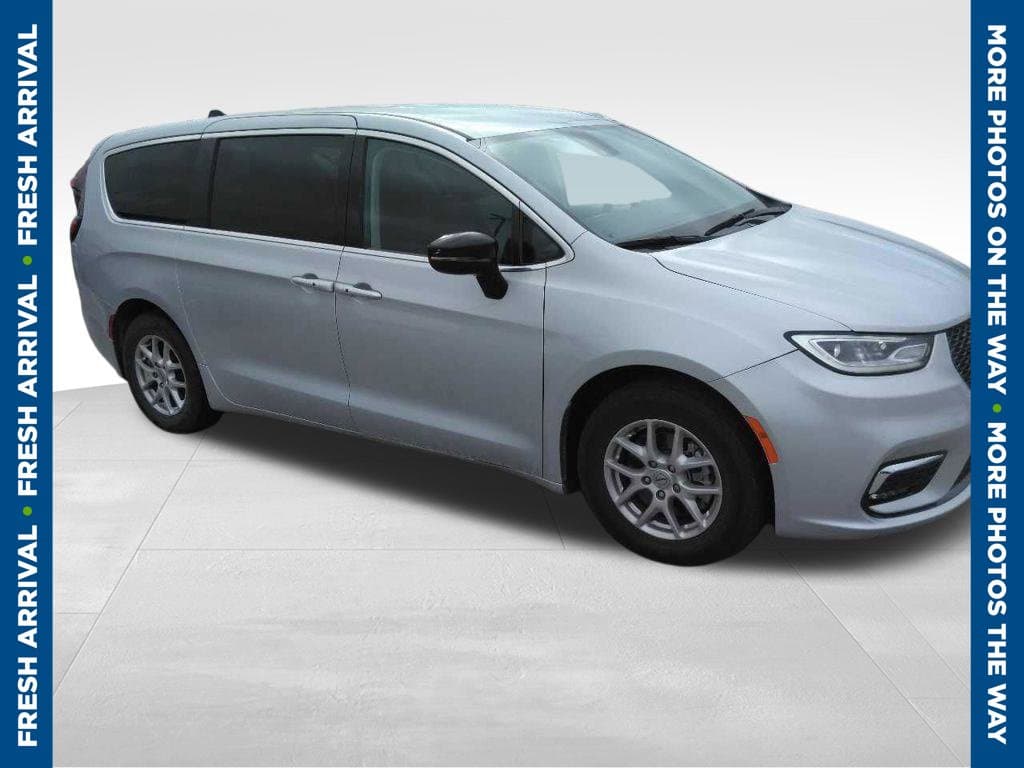 2024 Chrysler Pacifica Touring L — photo 1 of 6