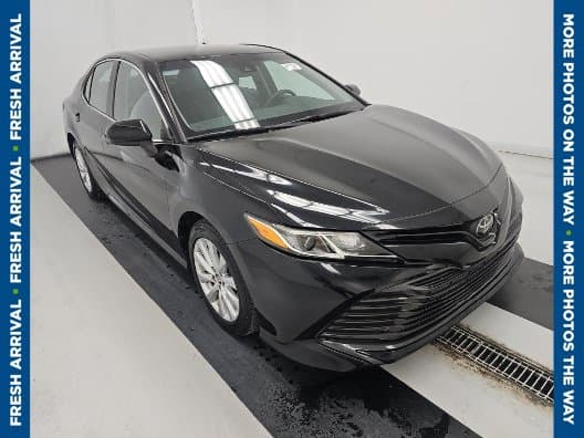 2019 Toyota Camry LE — photo 1 of 10