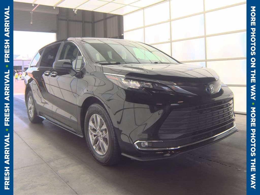 2024 Toyota Sienna XLE — photo 1 of 10