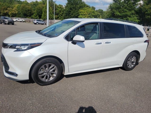 2022 Toyota Sienna XLE — photo 1 of 3