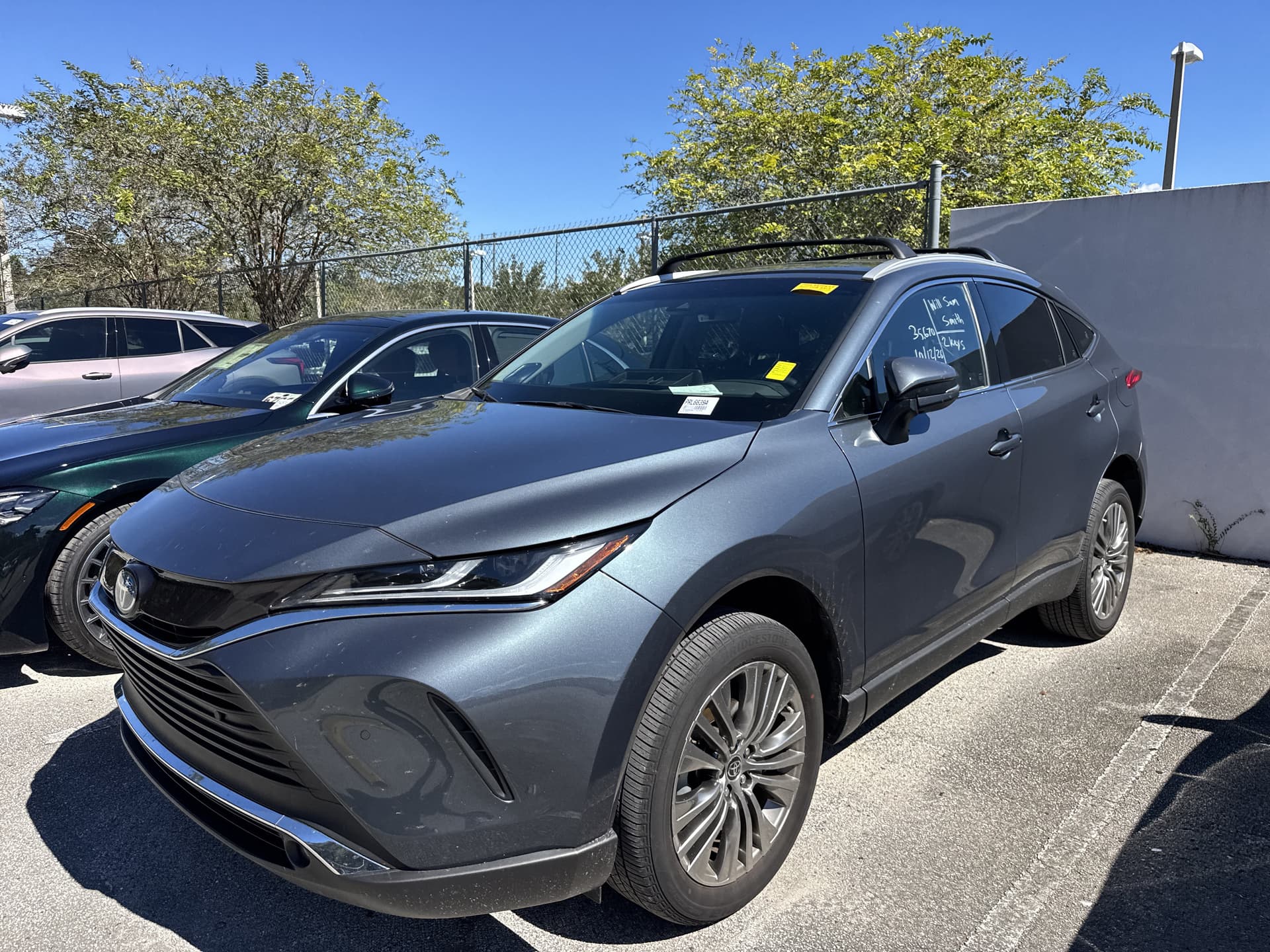 2024 Toyota Venza LE — photo 1 of 4