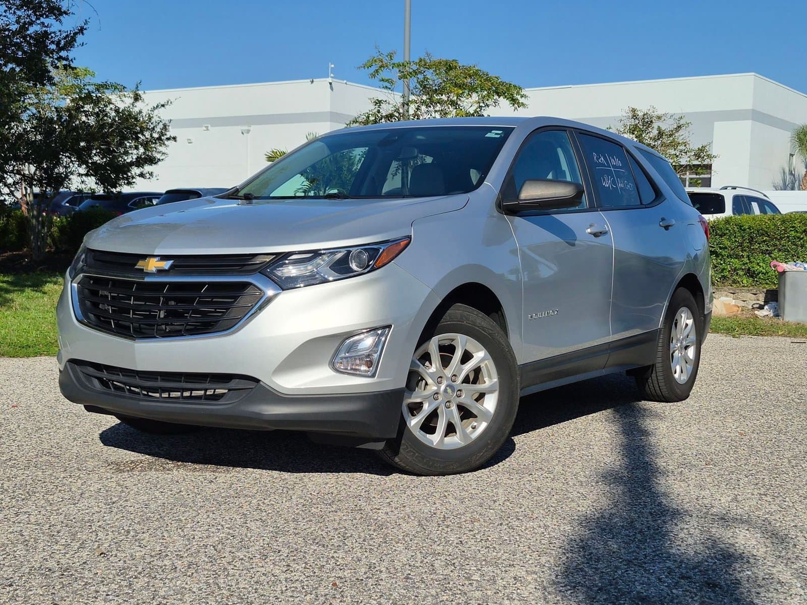 2021 Chevrolet Equinox Base — photo 1 of 16