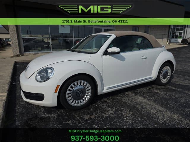 2013 Volkswagen Beetle Convertible 2.5L — photo 1 of 4