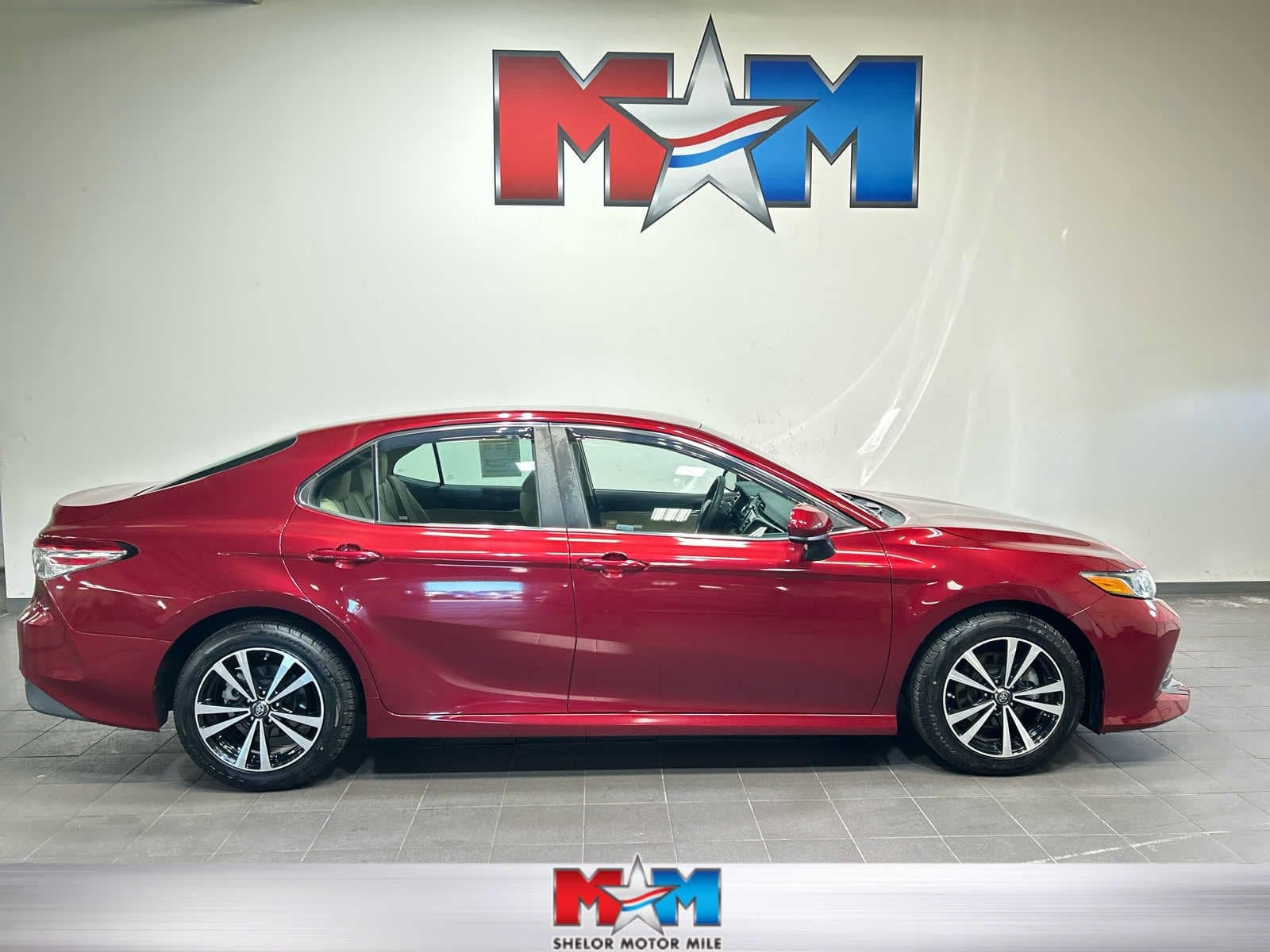 2018 Toyota Camry LE — photo 1 of 30