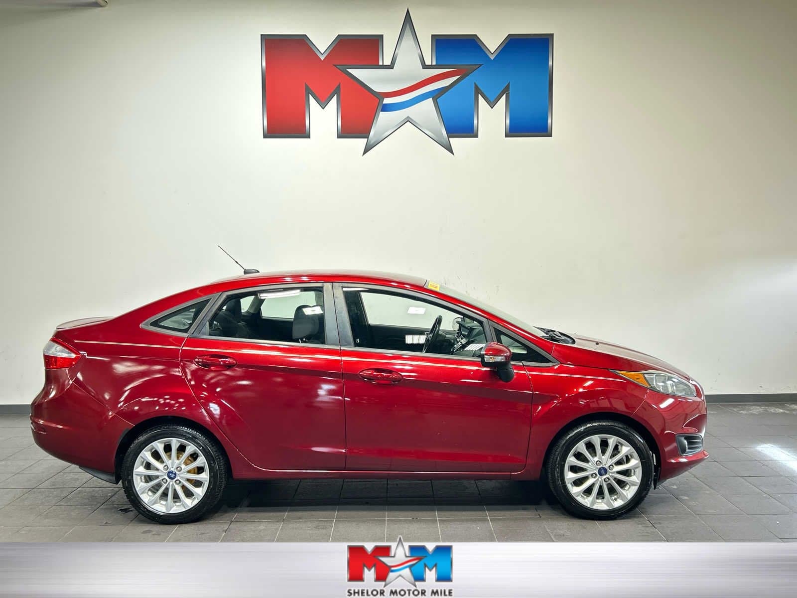 2014 Ford Fiesta SE — photo 1 of 9