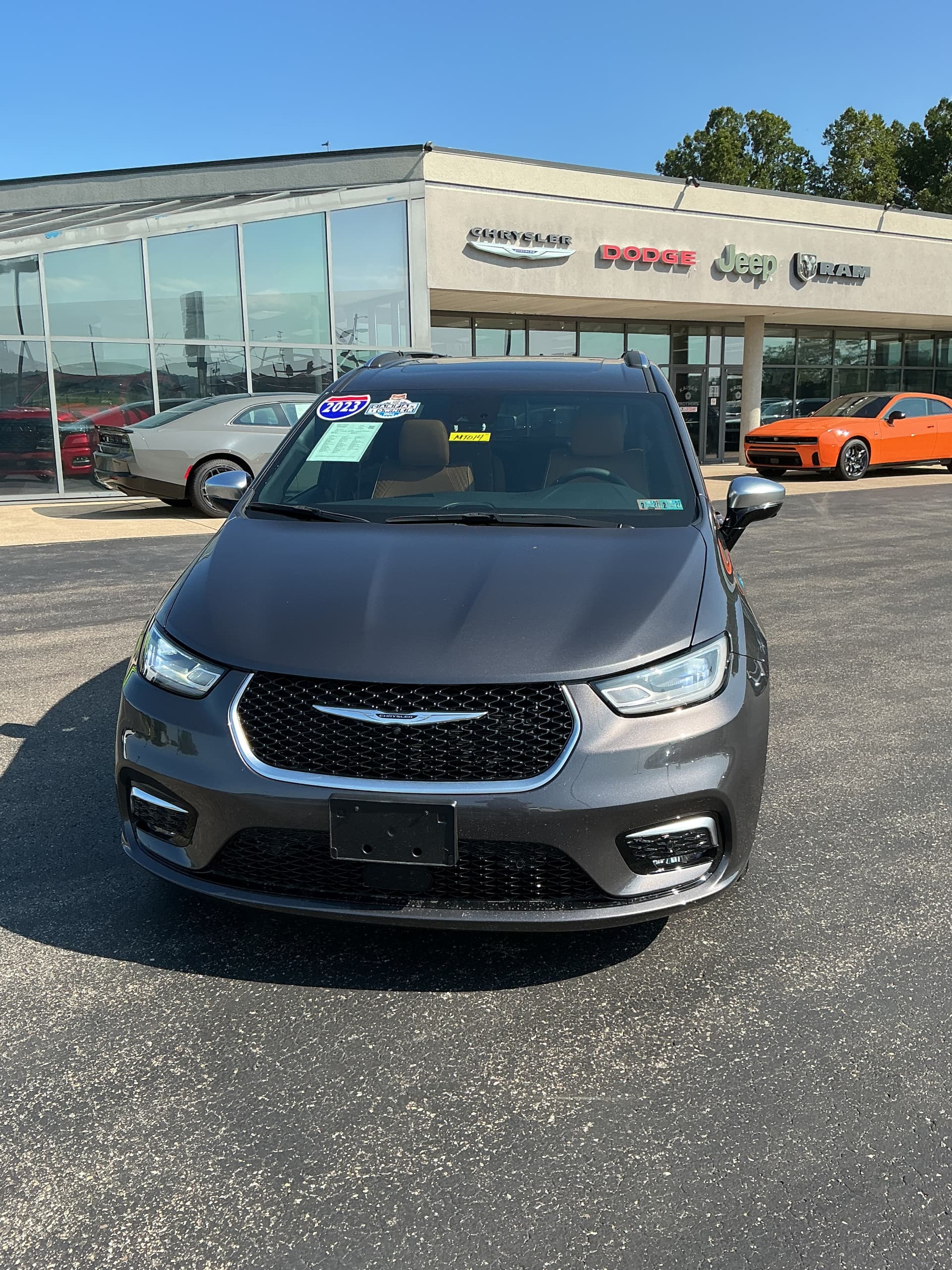 2023 Chrysler Pacifica Hybrid Pinnacle — photo 1 of 5