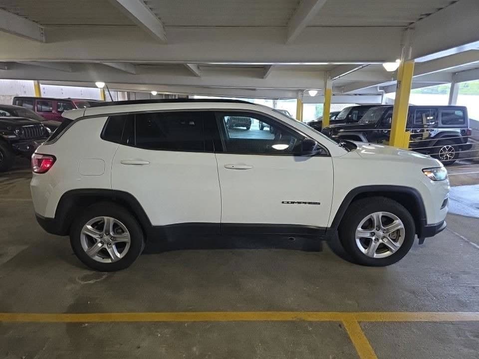 2023 Jeep Compass Latitude — photo 1 of 9