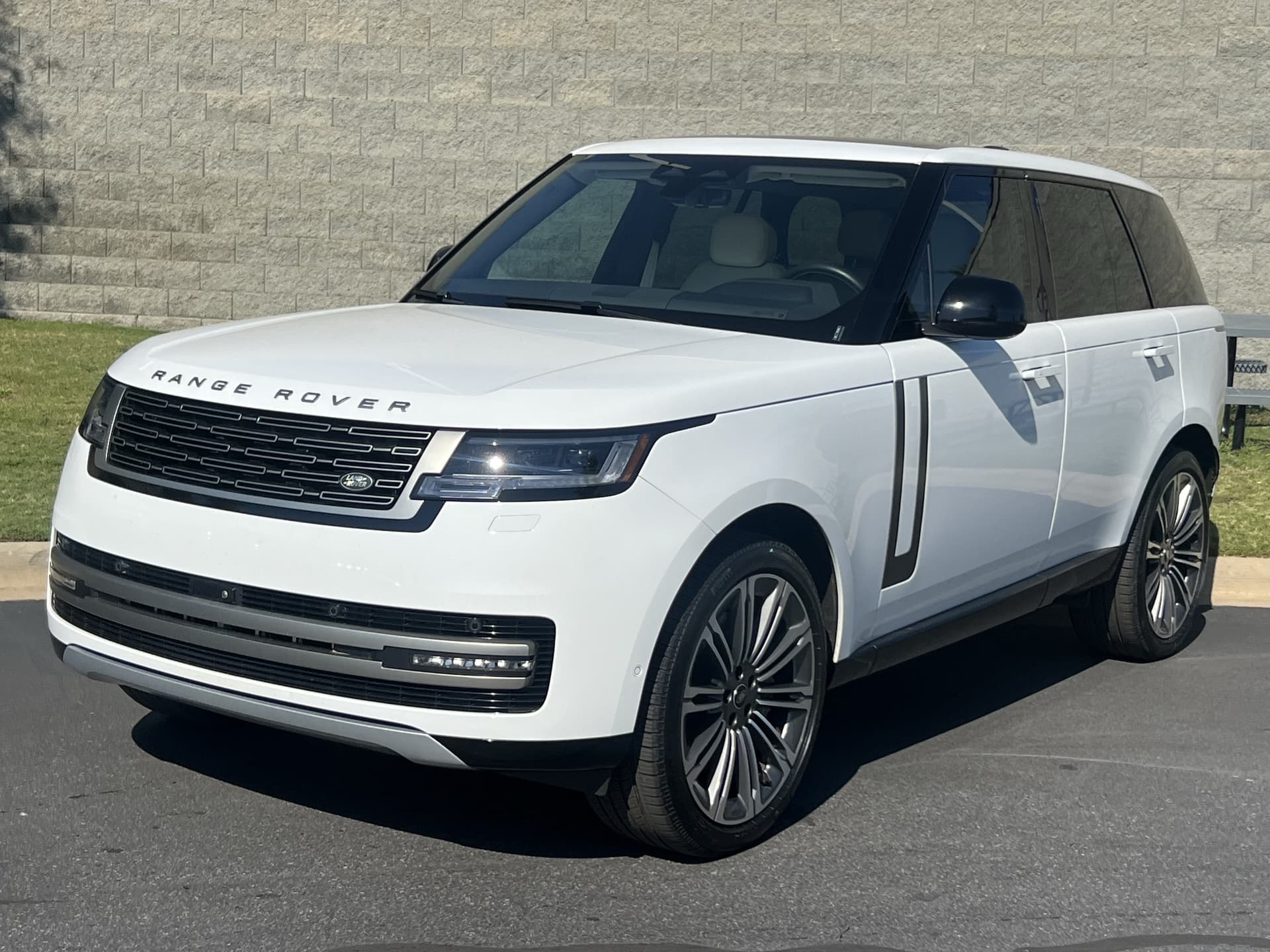 2025 Land Rover Range Rover SE — photo 1 of 34