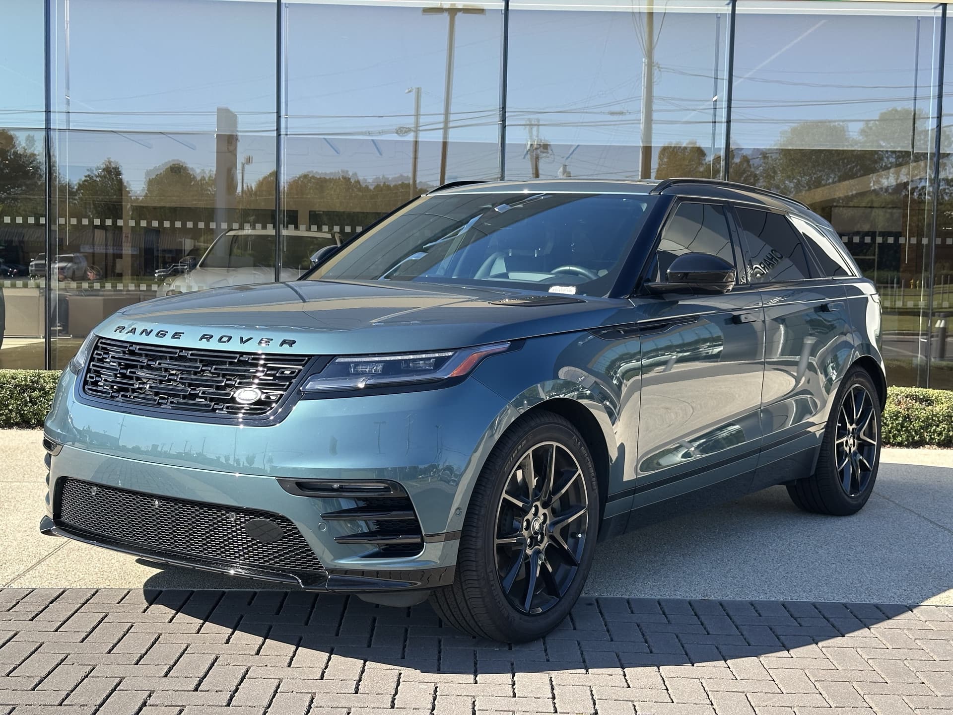 2026 Land Rover Range Rover Velar Dynamic SE — photo 1 of 34