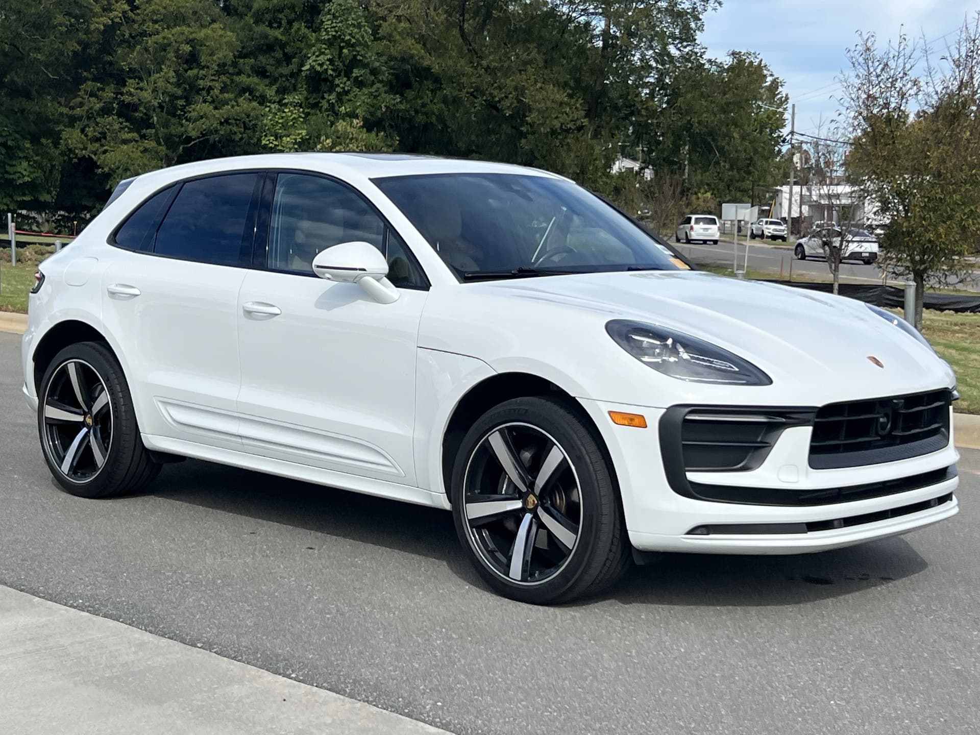 2023 Porsche Macan Base — photo 1 of 35