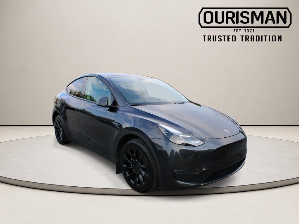2024 Tesla Model Y Long Range — photo 1 of 34