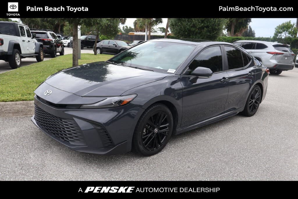 2025 Toyota Camry SE — photo 1 of 8