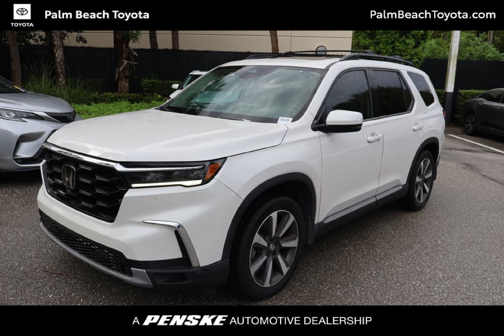 2025 Honda Pilot Touring — photo 1 of 8