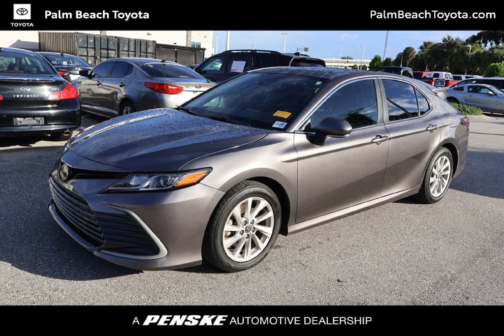 2024 Toyota Camry LE — photo 1 of 8
