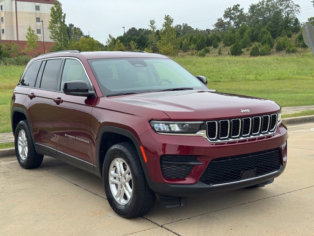 2023 Jeep Grand Cherokee Laredo — photo 1 of 28