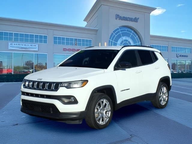 2023 Jeep Compass Latitude Lux — photo 1 of 21