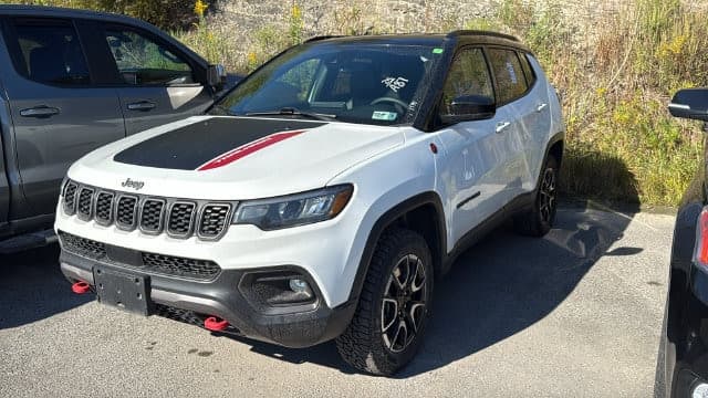 2025 Jeep Compass Trailhawk — photo 1 of 11