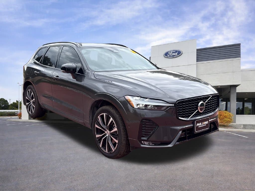 2025 Volvo XC60 Base — photo 1 of 32